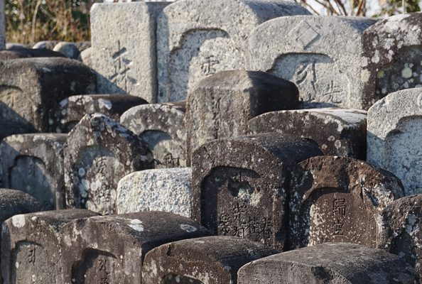 古いお墓イメージ