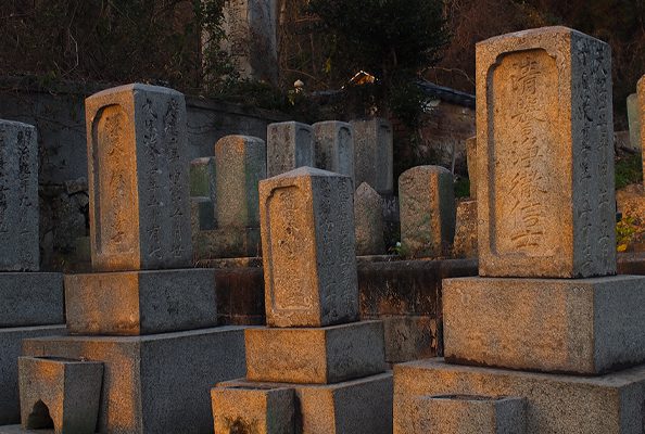 古いお墓イメージ